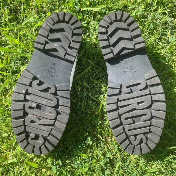 White Sam Edelman Eileen Loafers With Gold Hardware - Picture 4 of 4